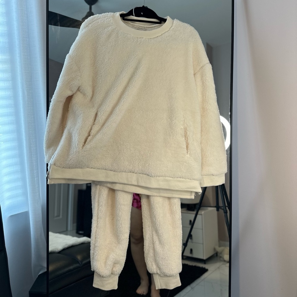 Two piece cozy sweatsuit NWT